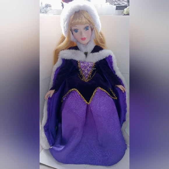 Porcelain Princess Aurora doll - Picture 2 of 8